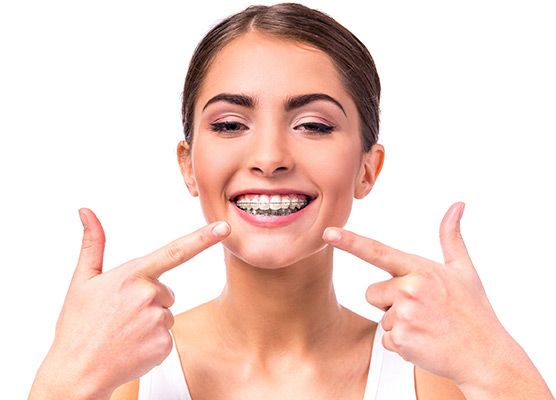 Mujer con brackets